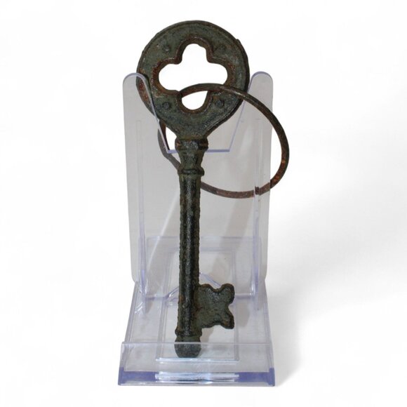 Antique Skeleton Key With Rusted Ring - Vintage Gothic Decor Metal Key Collectib - Picture 1 of 3